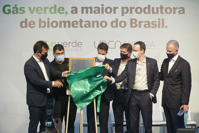 secretário de Desenvolvimento Econômico, Energia e Relações Internacionais, Vinicius Farah; o prefeito de Seropédica, professor Lucas; o CEO do Grupo Urca Energia, Marcel Jorand; sócio do grupo Urca Energia, Mauricio Carvalho; o secretário de