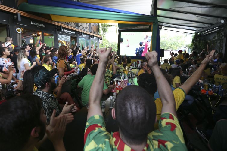 Telão para transmissão dos jogos da Copa do Mundo 2022 no na 506 Sul, em Brasília