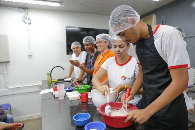 Alunos de Planaltina põem a mão na massa em aulas de gastronomia