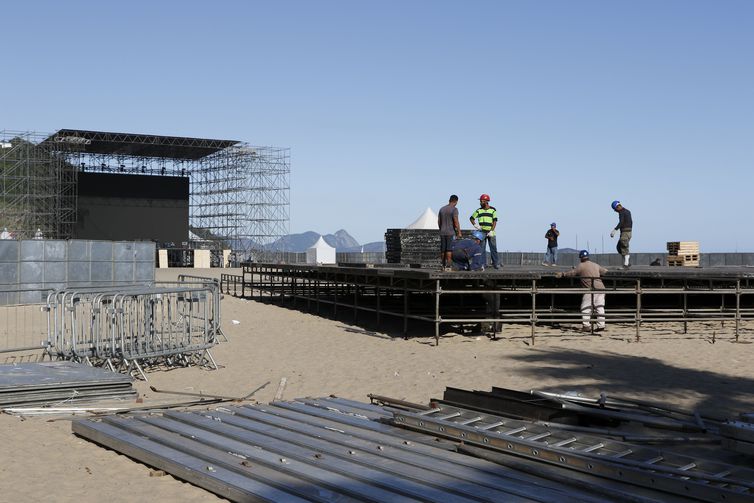 Montagem da arena para a Fifa Fan Fest na praia de Copacabana, onde serão transmitidos os jogos da seleção brasileira na Copa do Mundo.