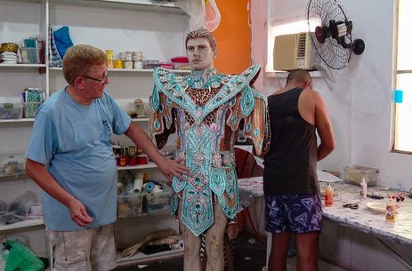 Bastidores do Carnaval: os trabalhadores que constroem a folia no Rio.
Sapateiros, ferreiros, figurinistas, entre outros, são parte essencial da festa. Foto: Reprodução TV Brasil