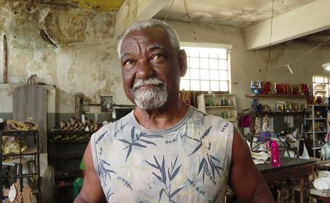 Pedro Alberto, Sapateiro. Bastidores do Carnaval: os trabalhadores que constroem a folia no Rio.
Sapateiros, ferreiros, figurinistas, entre outros, são parte essencial da festa. Foto: Reprodução TV Brasil