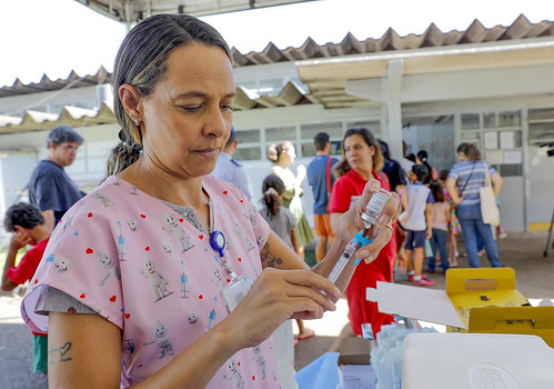 18/04/2024 - Crianças e adolescentes de 6 e 16 anos começam a ser vacinados contra a dengue