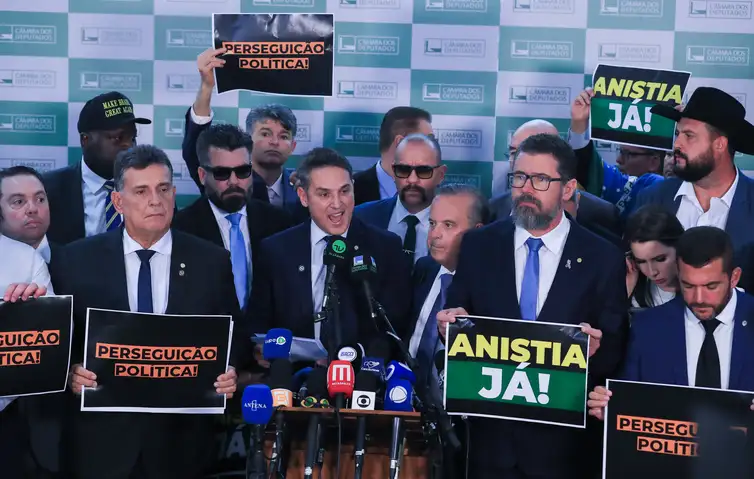 Brasília (DF), 19/02/2025 - Deputados e senadores da oposição durante declaração a imprensa. Foto: Lula Marques/Agência Brasil