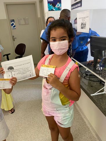 A pequena Letícia foi se imunizar contra a covid-19