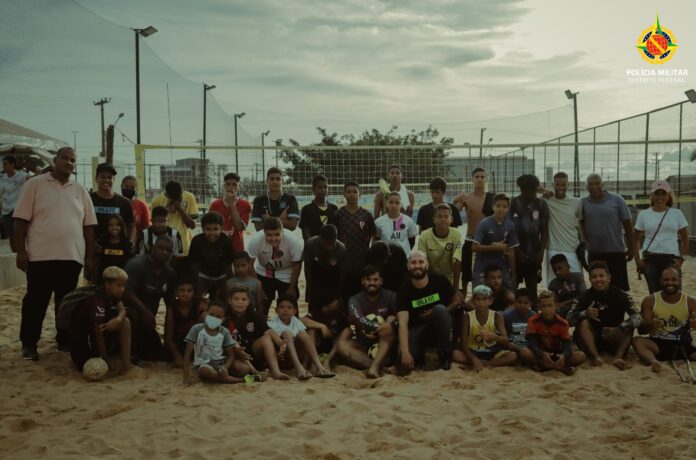 Alunos-de-projeto-social-da-PMDF-recebem-aula-de-futevolei.jpeg