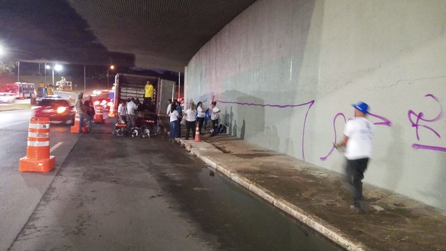 Viaduto restaurado por alunos do RenovaDF é todo pichado