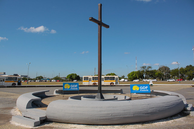 Praça do Cruzeiro limpa e bonita