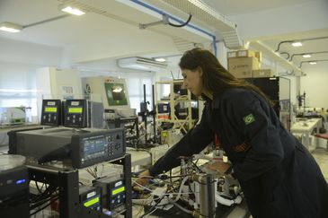 A pesquisadora Cristiane Mesquita demostra equipamento para criação da Ilha de policogeração sustentável capaz de gerar eletricidade, água destilada, biocombustível e outros insumos na COPPE/UFRJ