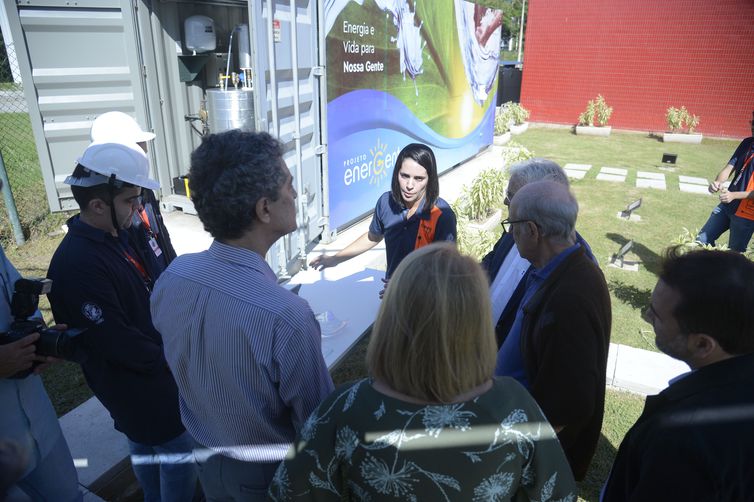 A professora coordenadora do projeto, Carolina Cotta apresenta a Ilha de policogeração sustentável capaz de gerar eletricidade, água destilada, biocombustível e outros insumos na COPPE/UFRJ