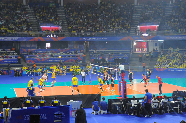 Seleção masculina de vôlei anima torcedores no Nilson Nelson