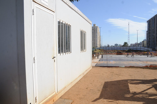 Contêineres abrigam escritórios e depósitos no Túnel de Taguatinga