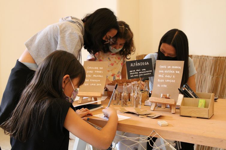 Fernanda Wotombe, 8 anos, participa de oficina da mostra “O Conto da Ilha Desconhecida”, inspirada na obra de José Saramago, no Museu da Língua Portuguesa.