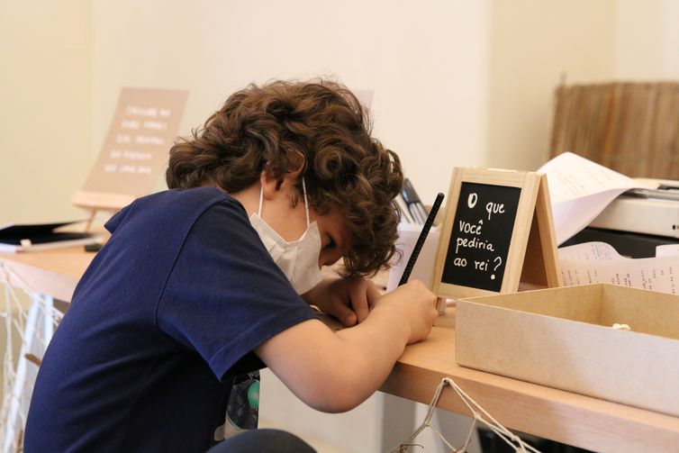 Oficina da mostra “O Conto da Ilha Desconhecida”, inspirada na obra de José Saramago, no Museu da Língua Portuguesa.