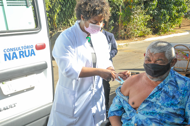 Carros da vacina aplicaram 2.587 doses em sete regiões neste sábado (16)