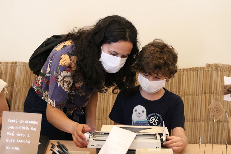 Oficina da mostra “O Conto da Ilha Desconhecida”, inspirada na obra de José Saramago, no Museu da Língua Portuguesa.