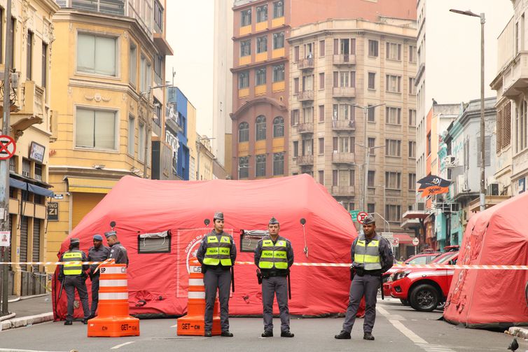 Incêndio em prédios comerciais na rua Barão de Duprat, próximo a rua 25 de Março, na região central da capital.