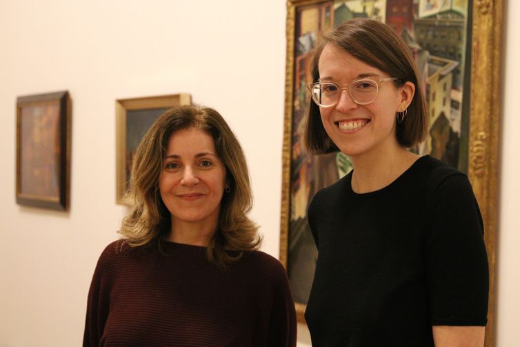 A curadora da Pinacoteca, Valéria Piccoli, e a curadora-assistente da Terra Foundation, Taylor L. Poulin, na exposição Pelas ruas: vida moderna e experiências urbanas na arte dos Estados Unidos, no edifício Pina Luz.
