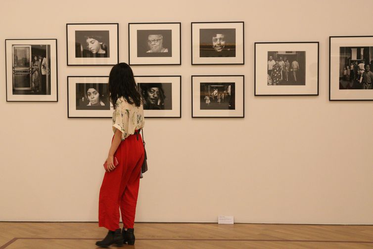 Exposição Pelas ruas: vida moderna e experiências urbanas na arte dos Estados Unidos, com curadoria de Valéria Piccoli, Taylor L. Poulin e Fernanda Pitta, na Pinacoteca.