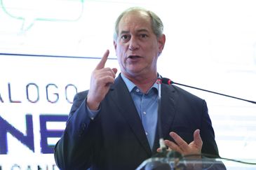 O candidato à Presidência da República, Ciro Gomes, do PDT, discursa durante o evento, Diálogos Eleitor, realizado pela União Nacional de Entidades do Comércio e Serviços (Unecs).
