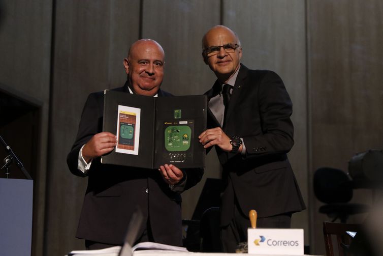 O presidente da EBC, Glen Valente e o superintendente estadual dos Correios, Ricardo Fógos durante obliteração do selo comemorativo aos 100 anos do rádio no Brasil