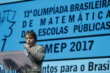 O diretor do Instituto Nacional de Matemática Pura e Aplicada, Marcelo Viana, discursa na cerimônia de entrega de medalhas da Olimpíada Brasileira de Matemática das Escolas Públicas durante congresso de matemáticos, no Riocentro. 