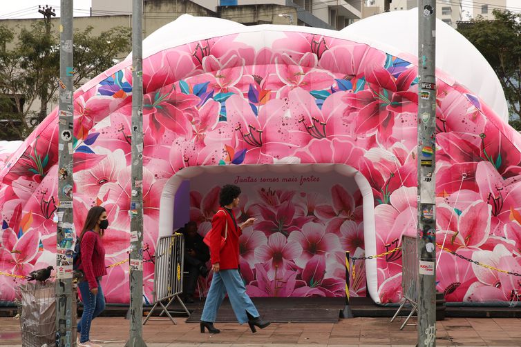 Busto feminino gigante instalado no Largo da Batata  pelo movimento Coletivo Pink – Por um Outubro Além do Rosa, em Pinheiros.