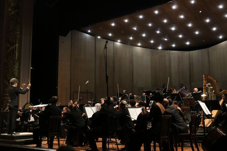 A Orquestra do Theatro Municipal interpreta trechos de “O Guarani”, de Carlos GomesConcerto durante o concerto de 100 anos de rádio no Brasil, no Theatro Municipal do Rio, centro da cidade.