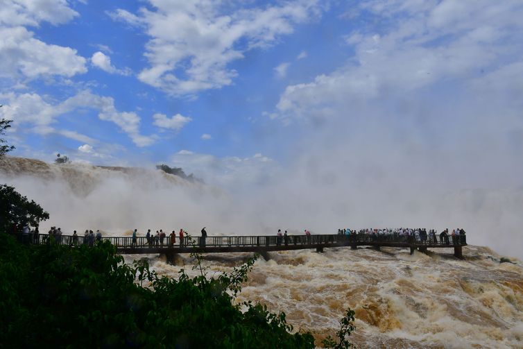 Cenas da Passarela das Cataratas, que dá acesso ao Mirante da Garganta do Diabo, reaberta.