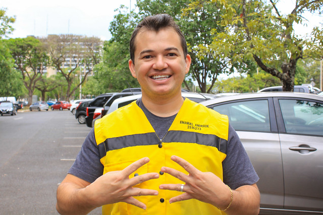 Primeiro instrutor e examinador de trânsito surdo do Brasil é do DF