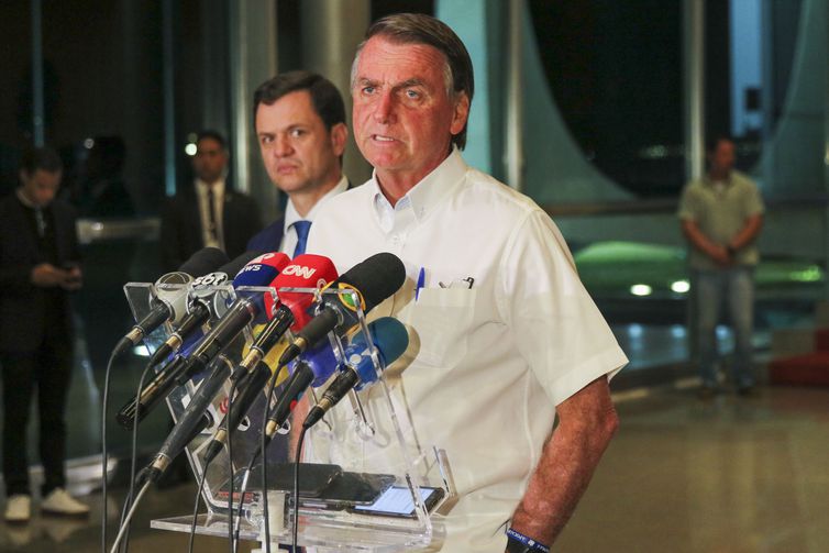 O ministro da Justiça e Segurança Pública, Anderson Torres,e o presidente da República, Jair Bolsonaro, falam à  imprensa no Palácio da Alvorada