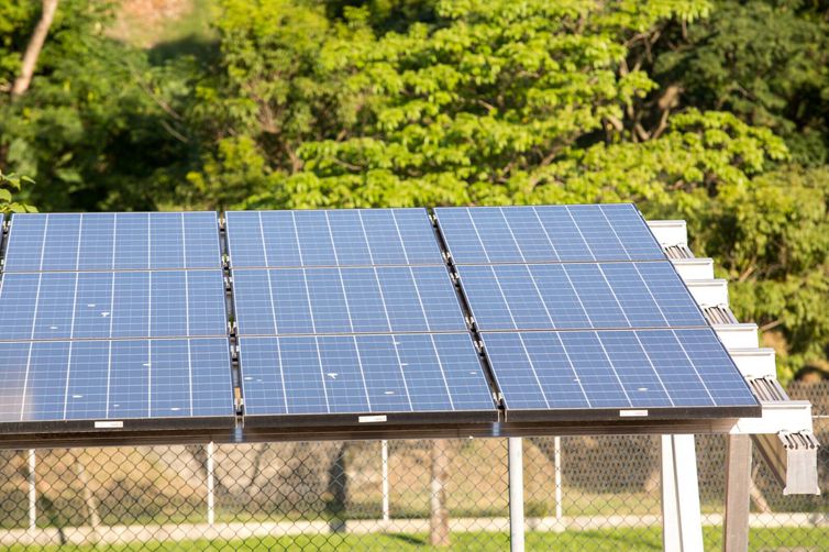Placas de energia solar instaladas para gerar eletricidade