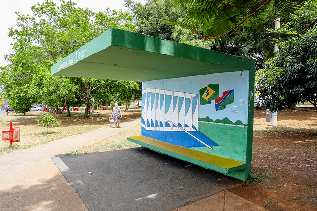 Arte toma conta de abrigos do transporte público do Riacho Fundo