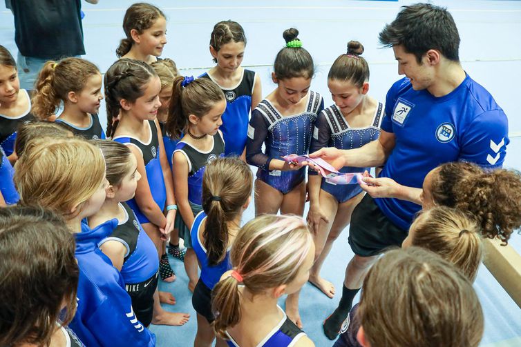 Arthur Nory mostra medalha de bronze mundial às crianças do clube Pinheiros