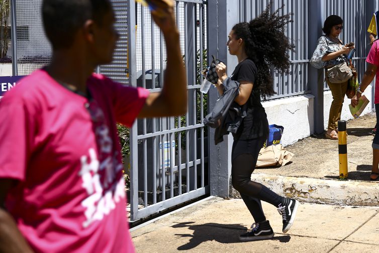 Candidatos comparecem a local de prova para a primeira etapa do Exame Nacional do Ensino Médio (Enem) 2022.