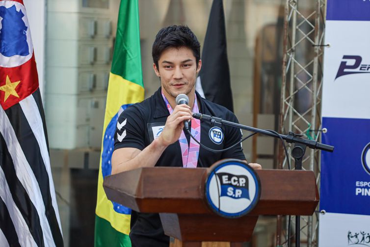 Após conquistar bronze no Mundial de Ginástica 2022, Nory é homenageado pelo clube Pinheiros