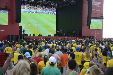 Torcedores comemoram gols do Brasil contra a Coreia do Sul pela Copa do Mundo 2022, no Fifa Fan Festival, em Copacabana, no Rio de Janeiro
