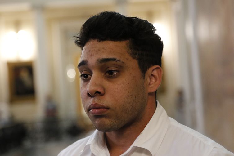 O vereador Gabriel Monteiro (PL) na Câmara Municipal do Rio durante o processo ético-disciplinar no Conselho de Ética e Decoro Parlamentar por suposta quebra de decoro.