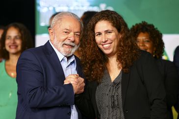 Marcelo Camargo/Agência Brasil O presidente eleito, Luiz Inácio Lula da Silva, e a futura ministra da Gestão, Esther Dweck, durante anúncio de novos ministros que comporão o governo.