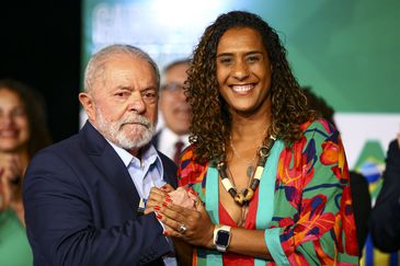 Marcelo Camargo/Agência Brasil O presidente eleito, Luiz Inácio Lula da Silva, e a futura ministra da Igualdade Racial, Anielle Franco, durante anúncio de novos ministros que comporão o governo.