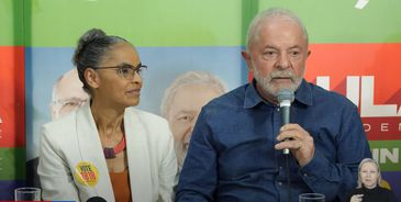 Reprodução/YouTube O candidato do PT à Presidência da República, Luiz Inácio Lula da Silva, concede entrevista à imprensa, ao lado da ex-ministra do Meio Ambiente e ex-senadora, Marina Silva