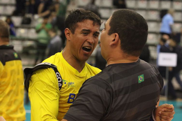 Parazinho comemora tri mundial com técnico Jônatas Castro - em 16/12/2022