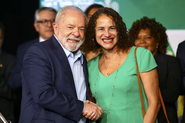 Marcelo Camargo/Agência Brasil O presidente eleito, Luiz Inácio Lula da Silva, e a futura ministra da Ciência e Tecnologia, Luciana Santos, durante anúncio de novos ministros que comporão o governo.