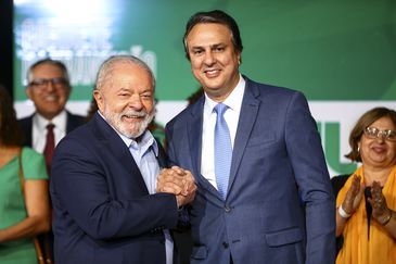 O presidente eleito, Luiz Inácio Lula da Silva, e o futuro ministro da Educação, Camilo Santana, durante anúncio de novos ministros que comporão o governo.