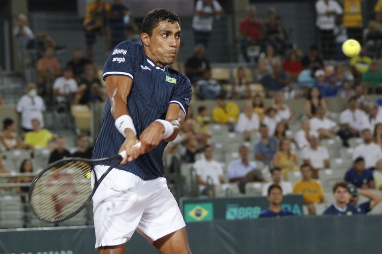O tenista brasileiro Thiago Monteiro enfrenta o alemão Jan-Lennard Stuff na qualificatória da Copa Davis, entre as seleções da Alemanha e do Brasil no Parque Olímpico.