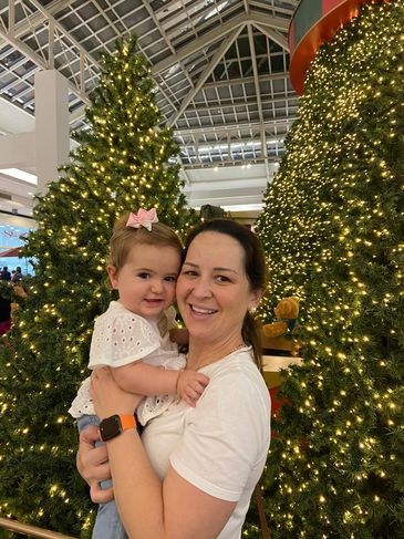  Alessandra Vendrameto Nogueira e a filha Helena. Bebê foi diagnosticada com AME