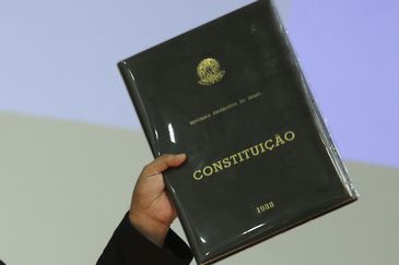 Levada durante os atos de vandalismo no edifício-sede do Supremo Tribunal Federal (STF) no último domingo (8), a réplica da Constituição Federal de 1988 que ficava em exposição no Salão Branco é devolvida à Corte