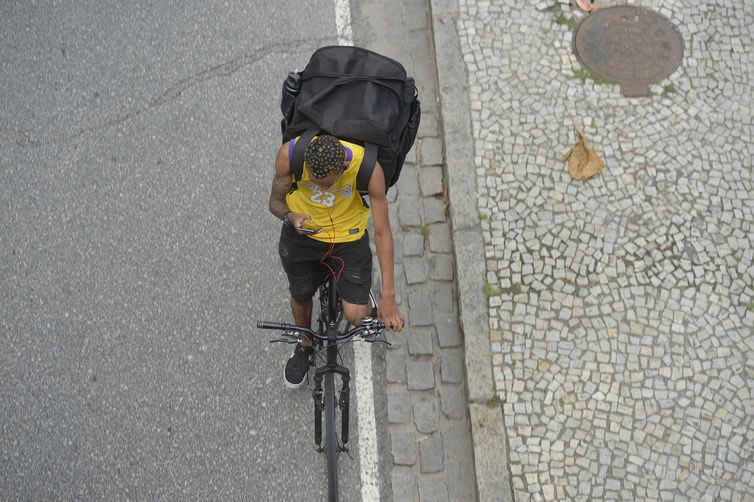 Rio de Janeiro (RJ), 15/02/2023 – Trabalhador de entrega por aplicativo percorre ruas no centro do Rio de Janeiro. Foto Tomaz Silva/Agência Brasil