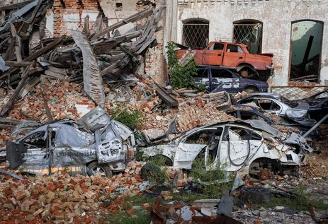 Carros destruídos na cidade de Izium, na Ucrânia
