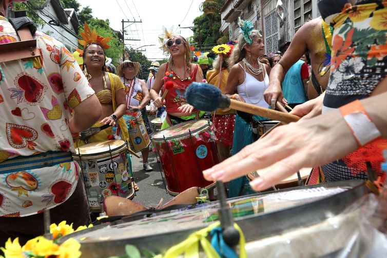 Rio de Janeiro (RJ), 11/02/2023 - Desfile do bloco carnavalesco Céu na Terra pelas ruas do bairro de Santa Teresa, zona sul da cidade. (Foto:Tânia Rêgo/Agência Brasil)